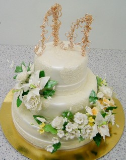 Трехъярусный кружевной Свадебный торт с инициалами молодоженов